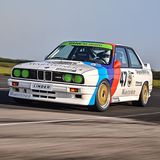 Der BMW E30 M3 DTM Gruppe A liegt wie das berühmte Brett