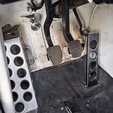 Die Pedale sind auf einer Ebene - ideal für schnelle Verzögerungen