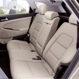 Hinten finden drei Personen ausreichend Platz.