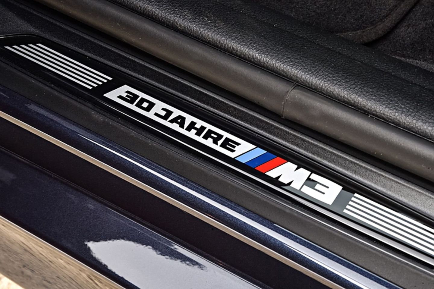 Auch die Einstiegsleisten tragen das 30-Jahre-M3-Emblem
