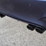 Der Diffusor wird traditionell von den Auspuffrohren eingerahmt