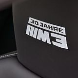 Stickereien auf der Kopfstütze