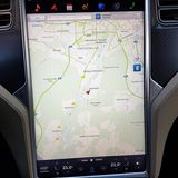 Das 17 Zoll große Bedienpad des Tesla Model X P 90 D kann allemal überzeugen