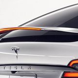 Tesla Model X - der Heckspoiler fährt ab der P 90 Variante nach oben aus