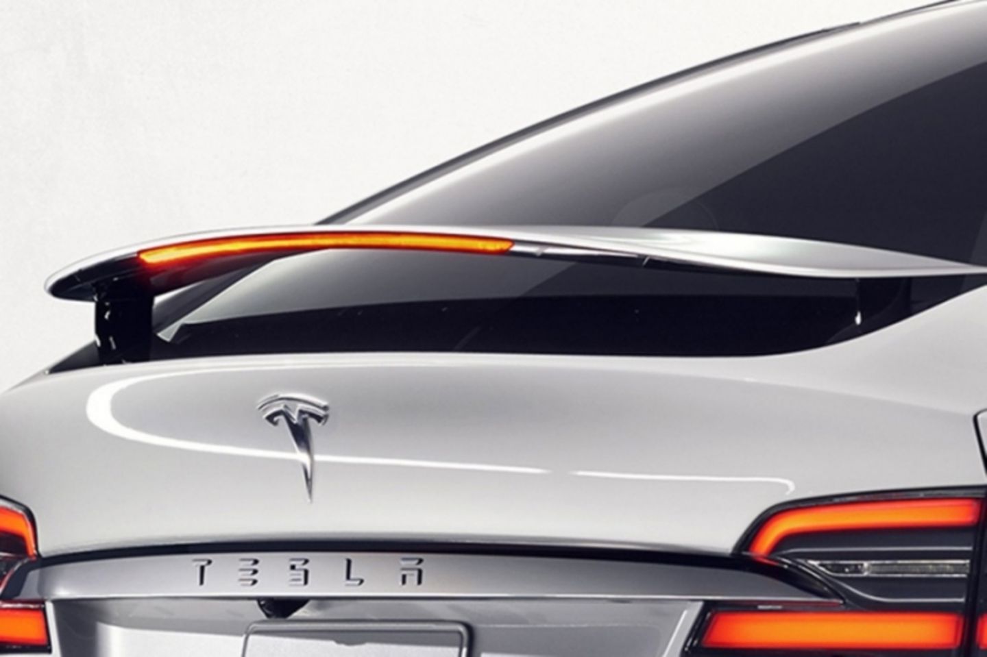 Tesla Model X - der Heckspoiler fährt ab der P 90 Variante nach oben aus