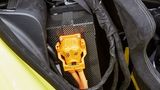 Mittlerweile passt die Apparatur hinter den Beifahrersitz
