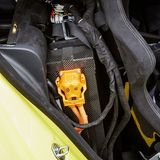 Mittlerweile passt die Apparatur hinter den Beifahrersitz