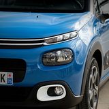 Licht auf drei Ebenen beim Citroen C3 PureTech 82: oben Tagfahricht, in der Mitte die Scheinwerfer und unten die Nebelleuchten