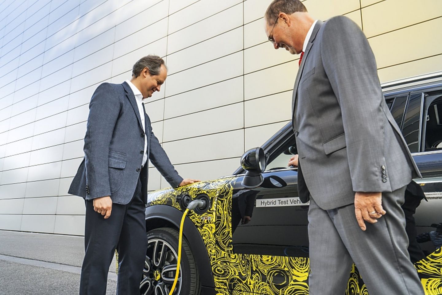 Mini-Markenchef Sebastian Mackensen (links) und Projektleiter Peter Wolf mit dem Mini Countryman 2017 PHEV