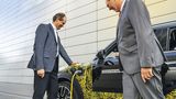 Mini-Markenchef Sebastian Mackensen (links) und Projektleiter Peter Wolf mit dem Mini Countryman 2017 PHEV