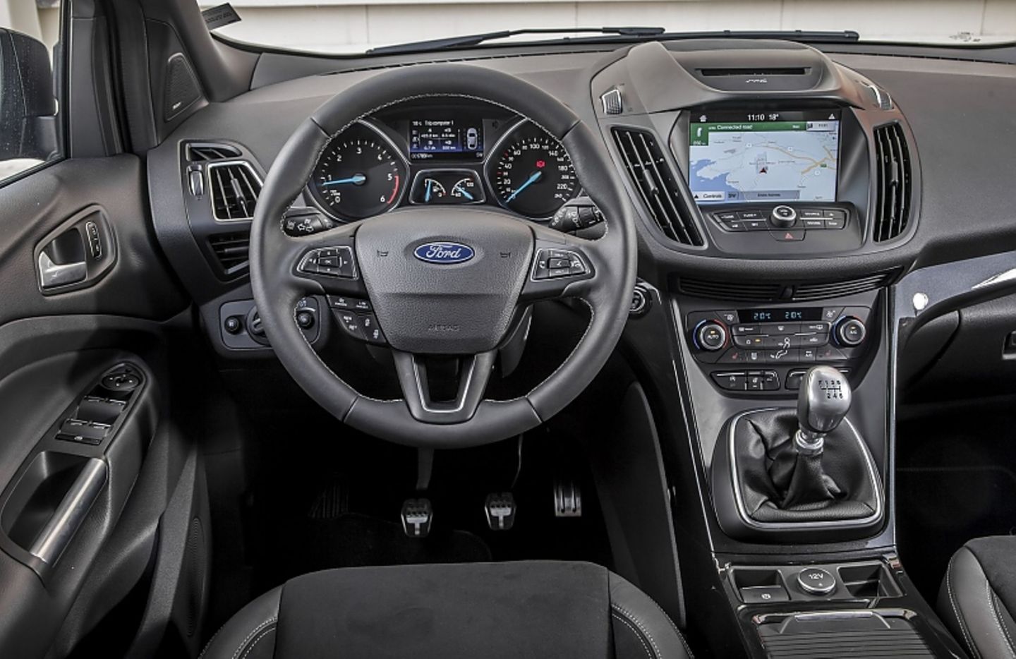 Das Cockpit mit dem zentralen Touchscreen