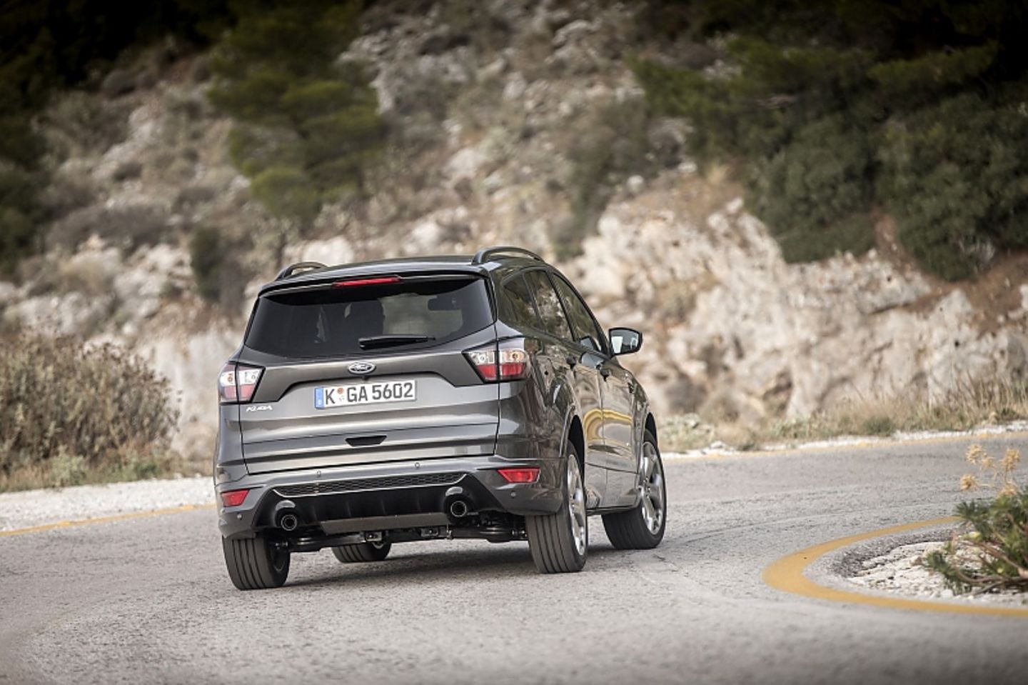 In den Kurven bleibt der Ford Kuga lange neutral