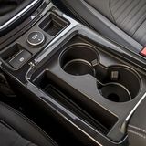 Die Becherhalter haben eine rote Beleuchtung