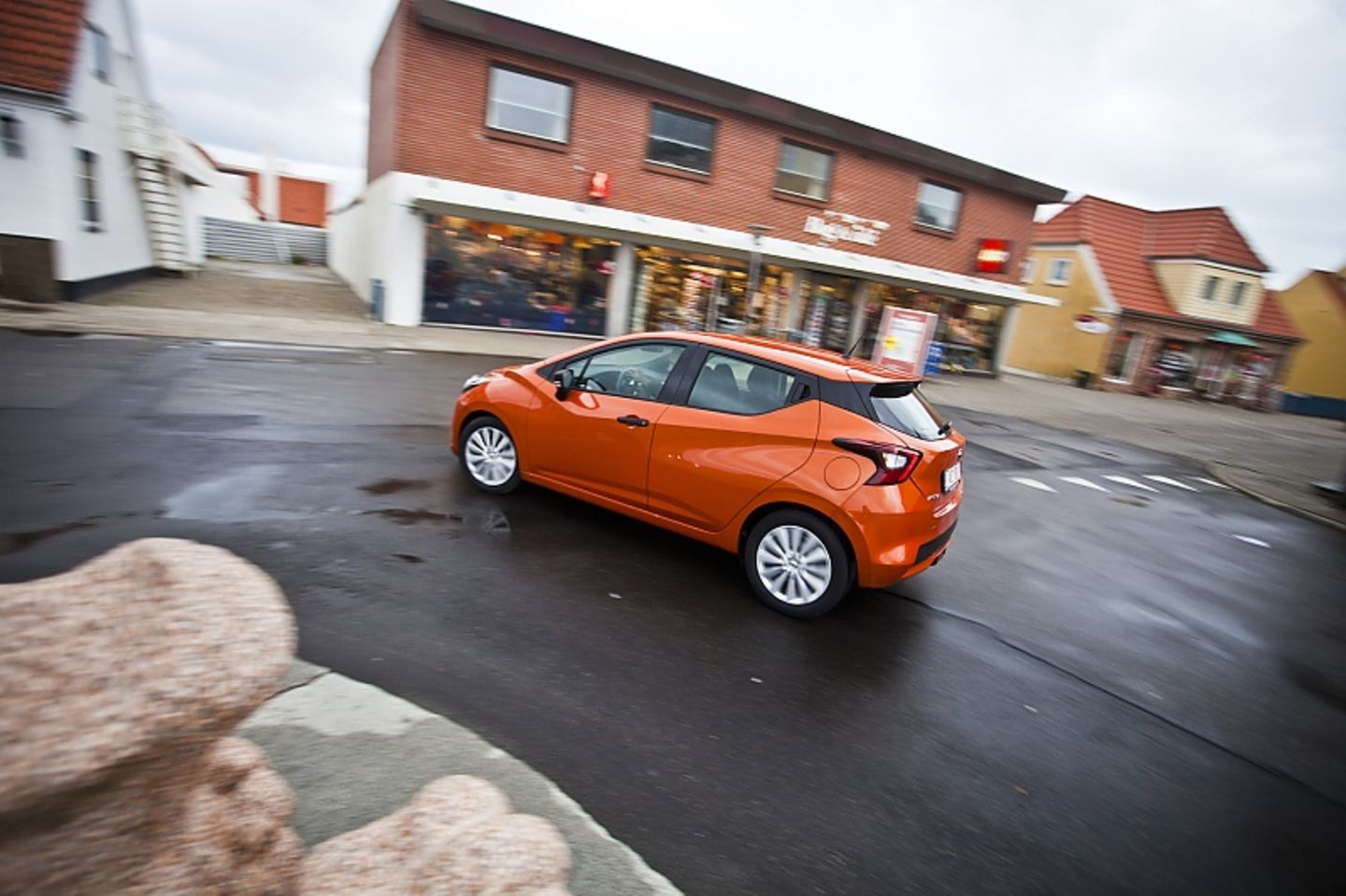 Der Nissan Micra 2017 0.9 i-GT ist mit einem aufgewogenen Fahrwerk unterwegs