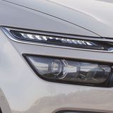 Die Frontscheinwerfer schauen verkniffen drein.