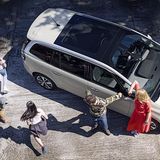 Das Panoramadach lässt viel Licht hinein.