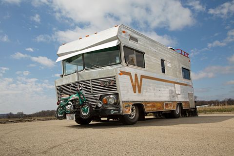 Von außen ist der alte Winnebago noch gut zu erkennen.