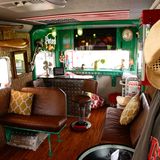 Da Interieur der Kabine erinnert an eine Strandbar.