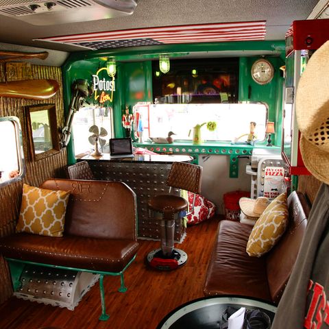 Da Interieur der Kabine erinnert an eine Strandbar.