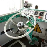 Der Arbeitsplatz des Fahrers ist von Aluminium umgeben. 