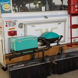 Kühlbox und Grill zieren das Heck.