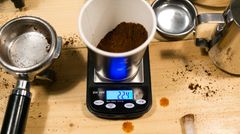 Gar nicht so einfach, die exakt richtige Menge Espressopulver für zwei Tassen abzumessen