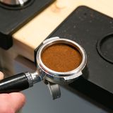 Siebträger gefüllt mit 20 g Espressomehl für zwei Tassen