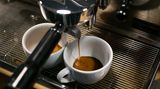 In der Extraktionsphase wird mit Druck Wasser durch den Puk gedrückt, dadurch werden dem Kaffee Aromen, Bitterstoffe, Fette, Säuren und Mineralien entzogen