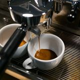 In der Extraktionsphase wird mit Druck Wasser durch den Puk gedrückt, dadurch werden dem Kaffee Aromen, Bitterstoffe, Fette, Säuren und Mineralien entzogen