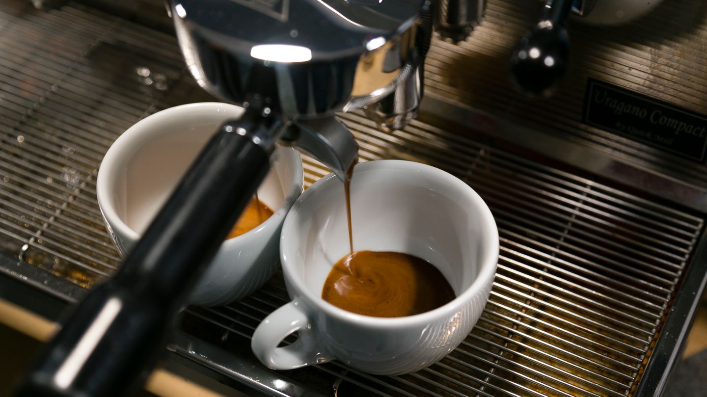 In der Extraktionsphase wird mit Druck Wasser durch den Puk gedrückt, dadurch werden dem Kaffee Aromen, Bitterstoffe, Fette, Säuren und Mineralien entzogen