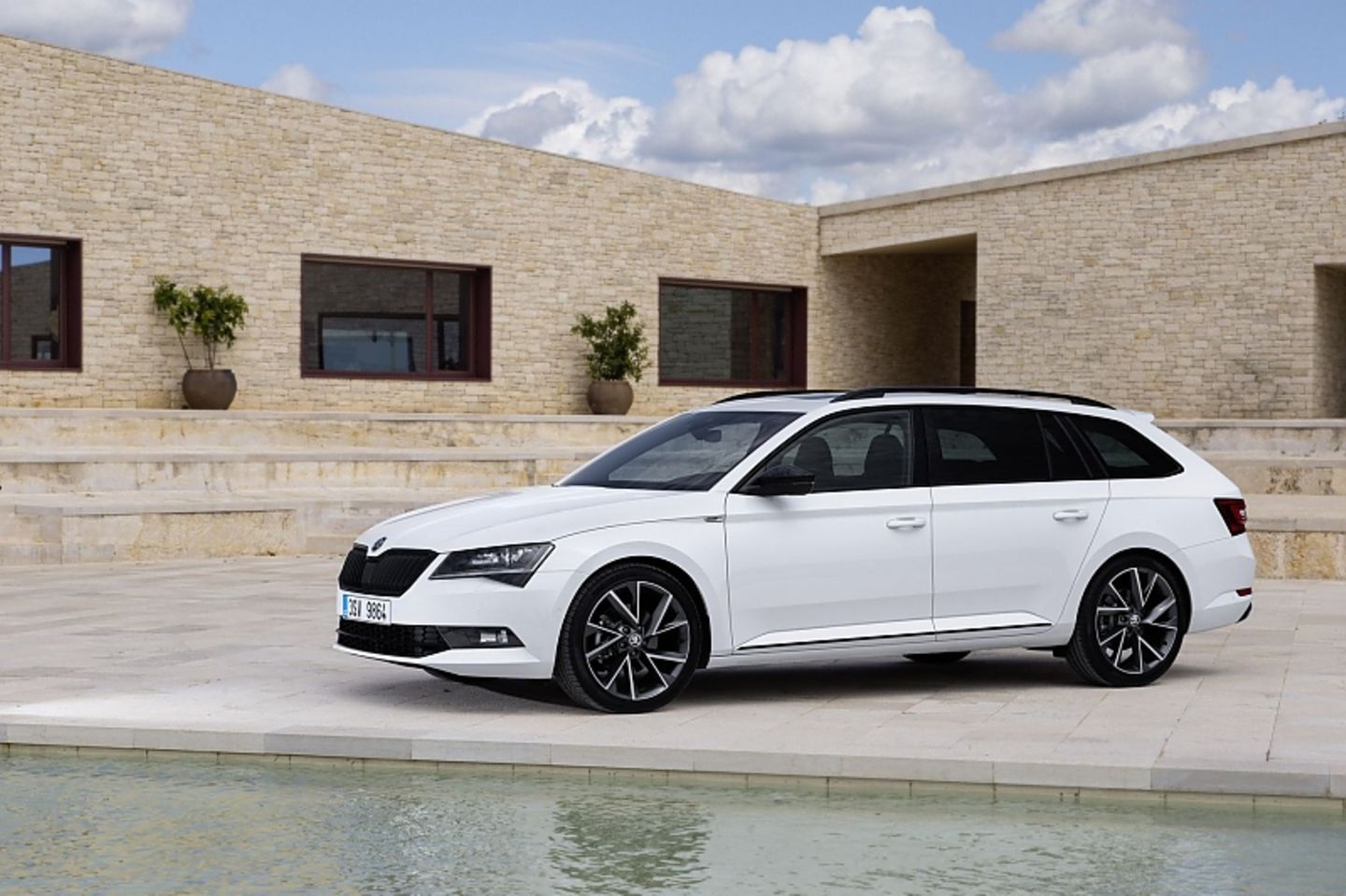 Die Top-Version des Skoda Superb Combi SportLine hat 280 PS