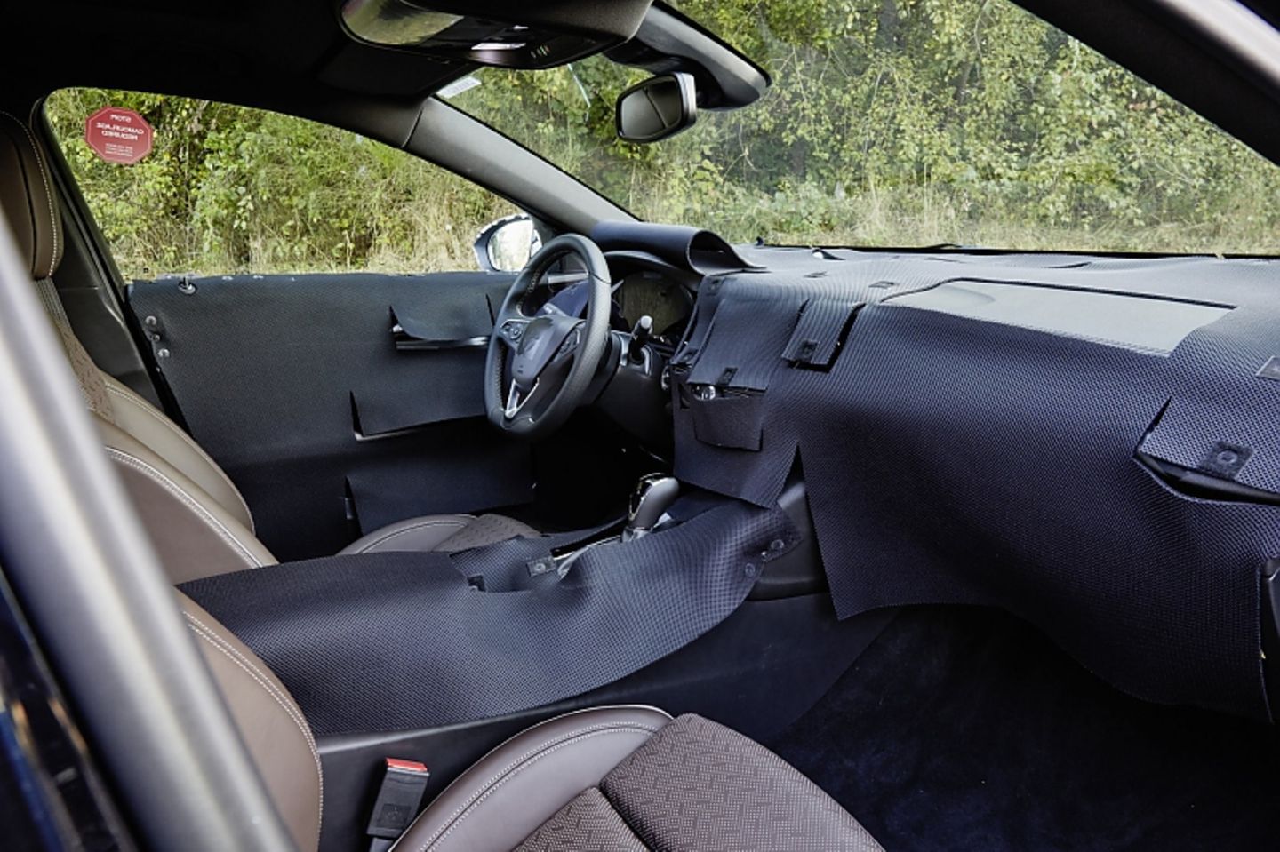 Der noch getarnte Innenraum des Opel Insignia 2017