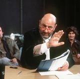 Und noch eine Rolle, mit der sich Manfred Krug in die Herzen der deutschen Fernsehzuschauer spielte: Als lebenslustiger Anwalt Robert Liebling kümmerte er sich von 1986 bis 1998 in der ARD-Serie "Liebling Kreuzberg" gleichermaßen um seine Klienten wie um seine vielen Freundinnen. Die Idee und ein Großteil der Drehbücher stammt von seinem guten Freund Jurek Becker, mit dem Krug zu DDR-Zeiten zusammen wohnte.