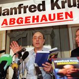 Neben der Schauspielerei und dem Gesang betätigte sich Manfred Krug auch als Schriftsteller. Seine Biografien "Abgehauen" (1996, Foto) und "Mein schönes Leben" (2005) waren erfolgreich und wurden zu Bestsellern.