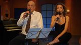 Seine musische Ader hat Manfred Krug direkt an seine Tochter Fanny Krug weitergegeben. Auf diesem Foto aus dem Jahr 2003 singen beide gemeinsam.