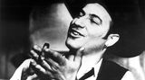 Fünf Jahre ist es her, dass Manfred Krug im Alter von 79 Jahren verstarb. Der Schauspieler und Sänger gehörte mehrere Jahrzehnte lang zu den populärsten Künstlern Deutschlands und hatte erfolgreiche Leben in beiden Teilen des Landes. In Duisburg geboren, zog er als Zwölfjähriger mit seinem Vater in die gerade gegründete DDR. Bis zu seiner Ausreise 1977 war er dort als Sänger und Schauspieler populär. Im Westen weitgehend unbekannt, baute er nach seiner Übersiedlung in die BRD in kürzester Zeit eine neue Karriere auf: Als Schauspieler reüssierte er in der ARD-Vorabendserie "Auf Achse" und in der Anwaltsserie "Liebling Kreuzberg". Von 1984 bis 2001 bildete er zusammen mit Charles Brauer eines der beliebtesten "Tatort"-Duos aller Zeiten: Stoever und Brockmöller. Krug war mehr als ein halbes Jahrhundert, von 1963 bis zu seinem Tod, mit Ottilie Krug verheiratet, das Paar hat drei gemeinsame Kinder.