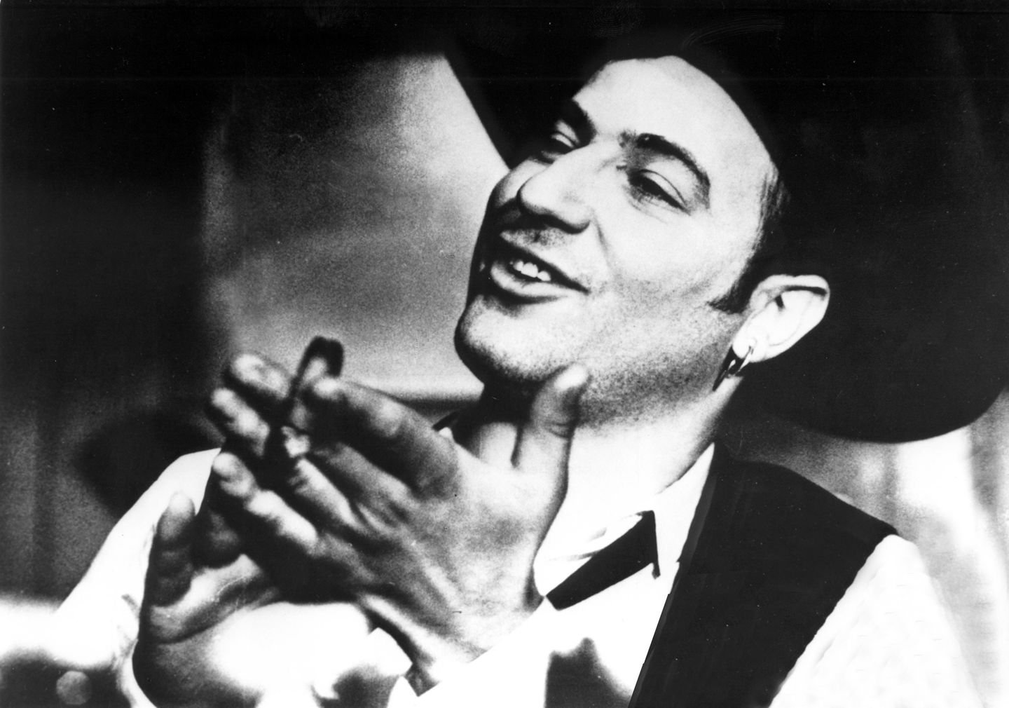 Fünf Jahre ist es her, dass Manfred Krug im Alter von 79 Jahren verstarb. Der Schauspieler und Sänger gehörte mehrere Jahrzehnte lang zu den populärsten Künstlern Deutschlands und hatte erfolgreiche Leben in beiden Teilen des Landes. In Duisburg geboren, zog er als Zwölfjähriger mit seinem Vater in die gerade gegründete DDR. Bis zu seiner Ausreise 1977 war er dort als Sänger und Schauspieler populär. Im Westen weitgehend unbekannt, baute er nach seiner Übersiedlung in die BRD in kürzester Zeit eine neue Karriere auf: Als Schauspieler reüssierte er in der ARD-Vorabendserie "Auf Achse" und in der Anwaltsserie "Liebling Kreuzberg". Von 1984 bis 2001 bildete er zusammen mit Charles Brauer eines der beliebtesten "Tatort"-Duos aller Zeiten: Stoever und Brockmöller. Krug war mehr als ein halbes Jahrhundert, von 1963 bis zu seinem Tod, mit Ottilie Krug verheiratet, das Paar hat drei gemeinsame Kinder.