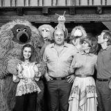 Viele in den 80er Jahren sozialisierten Kinder kennen Manfred Krug aus der "Sesamstraße", wo er 1983 u.a. neben Horst Janson und Liselotte Pulver mitwirkte.