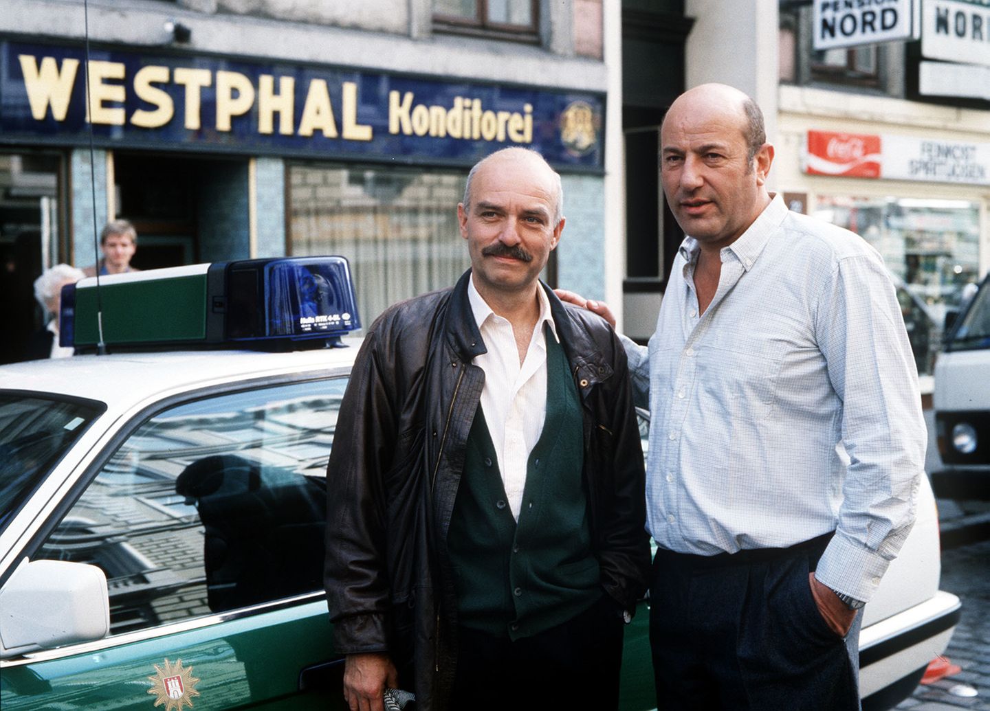 Schauspieler und Sänger: Diese Rolle machte ihn zu einem der beliebtesten deutschen Schauspieler der 80er und 90er Jahre: Als "Tatort"-Kommissar Paul Stoever ermittelte Krug zwischen 1984 und 2001 an der Seite von Charles Brauer in insgesamt 41 Folgen der Krimireihe. Typisch waren vor allem die Gesangsduette von Krug und Brauer, mit denen die beiden ihre Einsätze garnierten. Diese Rolle machte ihn zu einem der beliebtesten deutschen Schauspieler der 80er und 90er Jahre: Als "Tatort"-Kommissar Paul Stoever ermittelte Krug zwischen 1984 und 2001 an der Seite von Charles Brauer in insgesamt 41 Folgen der Krimireihe. Typisch waren vor allem die Gesangsduette von Krug und Brauer, mit denen die beiden ihre Einsätze garnierten.