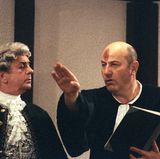 Neben seinen vielen Rollen, die er fürs Fernsehen spielte, fand Manfred Krug auch immer Zeit, um Theater zu spielen. 1991 wirkte er in Heinrich von Kleists "Der zerbrochene Krug" mit.