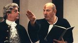 Neben seinen vielen Rollen, die er fürs Fernsehen spielte, fand Manfred Krug auch immer Zeit, um Theater zu spielen. 1991 wirkte er in Heinrich von Kleists "Der zerbrochene Krug" mit.