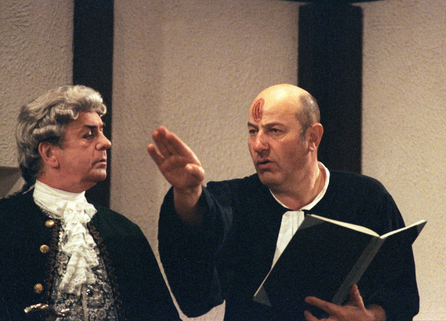 Neben seinen vielen Rollen, die er fürs Fernsehen spielte, fand Manfred Krug auch immer Zeit, um Theater zu spielen. 1991 wirkte er in Heinrich von Kleists "Der zerbrochene Krug" mit.
