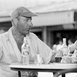 Im April 1977 hatte Manfred Krug in der DDR einen Ausreiseantrag gestellt, der auch bewilligt wurde. So siedelte er am 20. Juni des gleichen Jahres in den Westen über. Dort kannte ihn kaum jemand, doch das änderte sich schnell mit seiner Rolle als abenteuerlustiger Lkw-Fahrer Franz Meersdonk in der ARD-Vorabendserie "Auf Achse", in der Krug von 1977 bis 1993 zu sehen war.