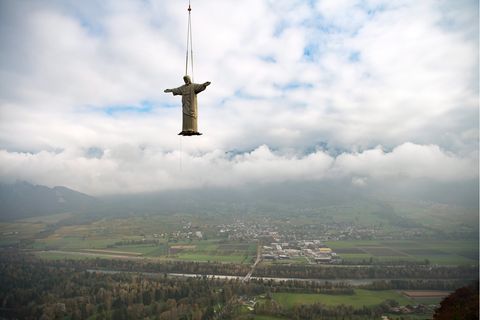 Pfäfers, Schweiz. Diese Kopie der Christus-Statue von Rio ist 11 Meter groß und wird per Helikopter auf den Guschastein gebracht.