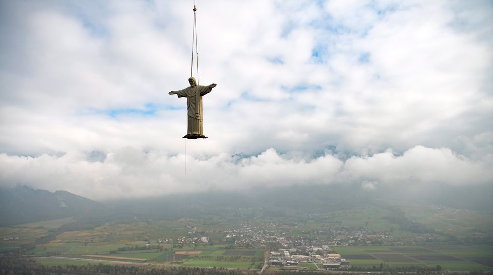 Pfäfers, Schweiz. Diese Kopie der Christus-Statue von Rio ist 11 Meter groß und wird per Helikopter auf den Guschastein gebracht.