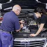 Feinjustierung am offenen Motor.