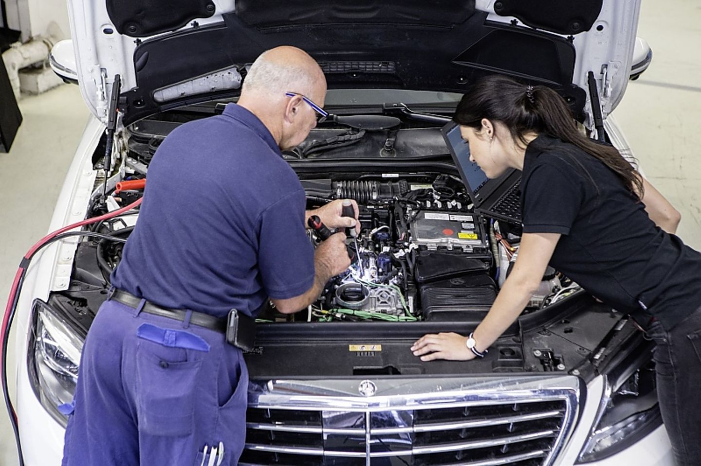 Feinjustierung am offenen Motor.