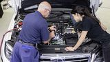 Feinjustierung am offenen Motor.