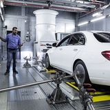 Neueste Motoren und neueste Fahrzeuge werden getestet.