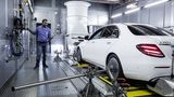 Neueste Motoren und neueste Fahrzeuge werden getestet.